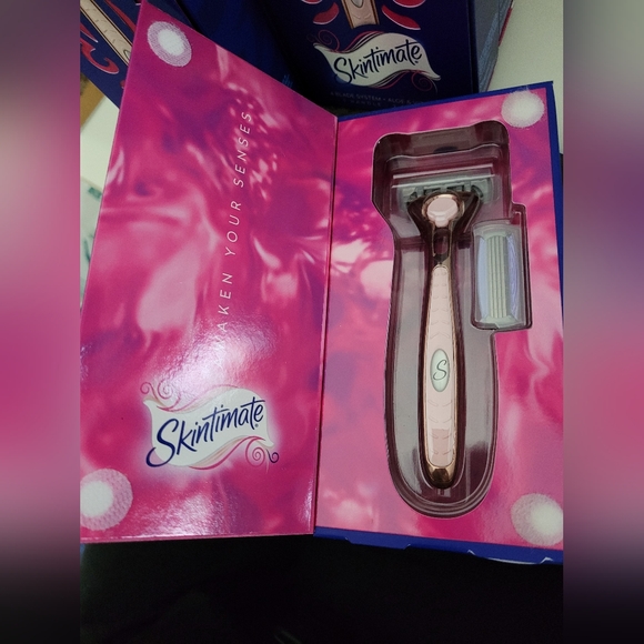 BUNDLE 5 pcs Skintimate Shaver 4 Blade System + Aloe & Vitamin E with 2 Refills - Picture 3 of 4